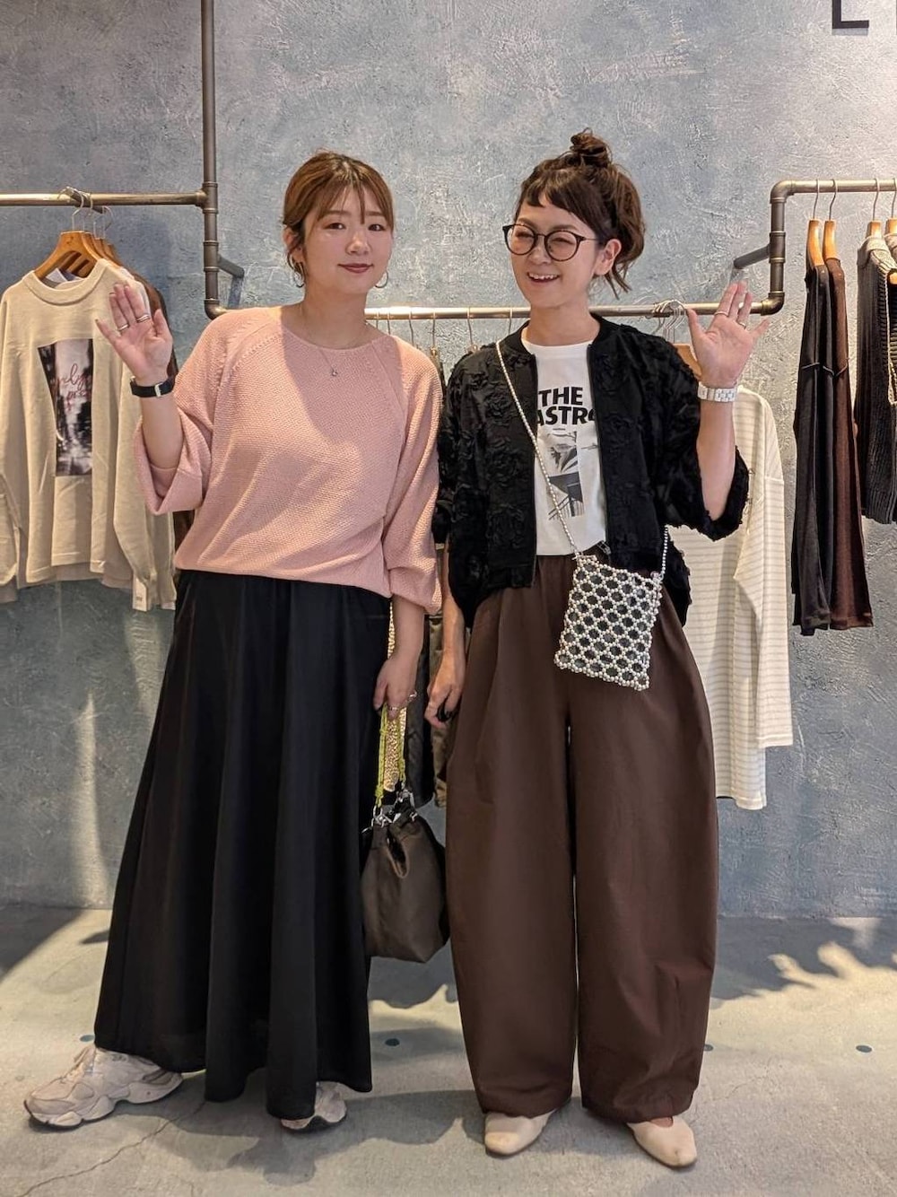 シルバー系のショルダーバッグ、ホワイト系のTシャツ/カットソー、ブラウン系のショルダーバッグを着用したレディースの夏コーディネートの1枚目の写真