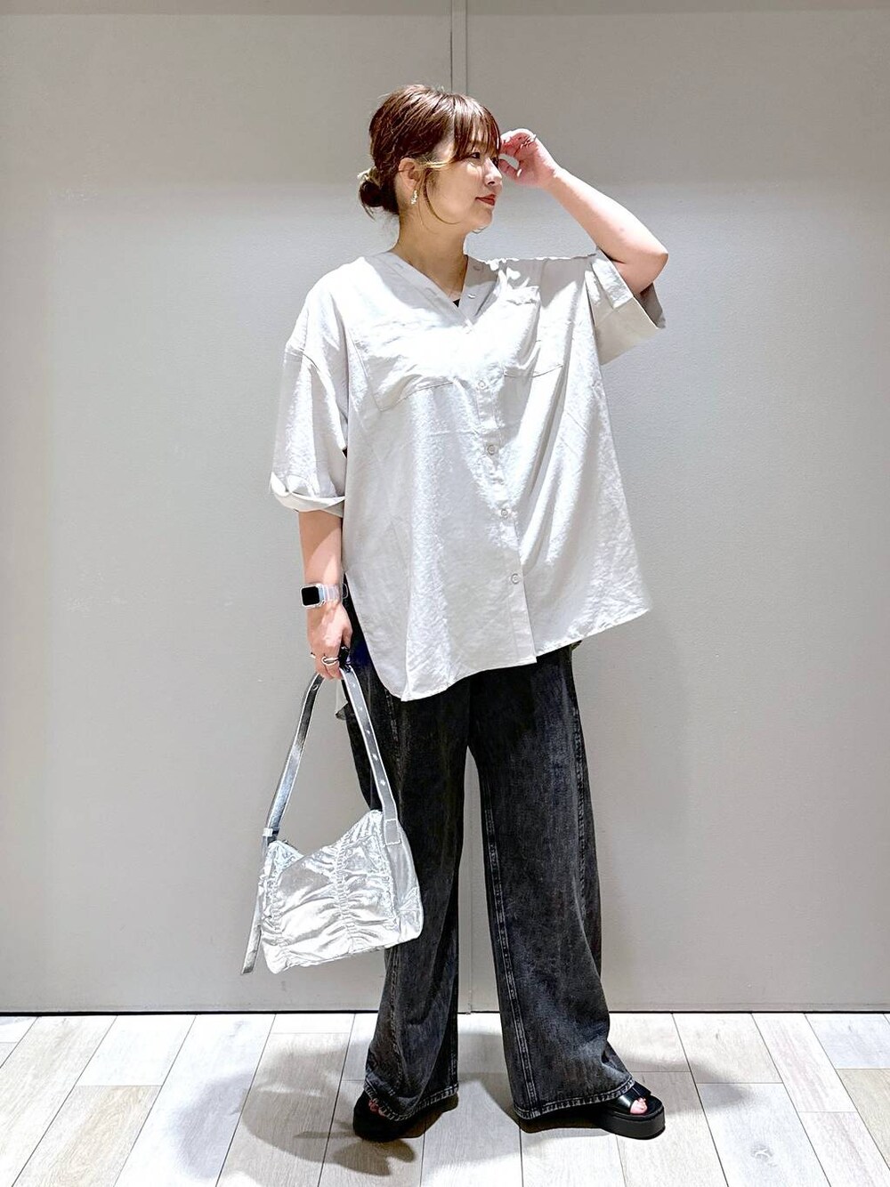 シルバー系のショルダーバッグ、グレー系のワンピース、ブラック系のサンダルを着用したレディースの夏コーディネートの1枚目の写真