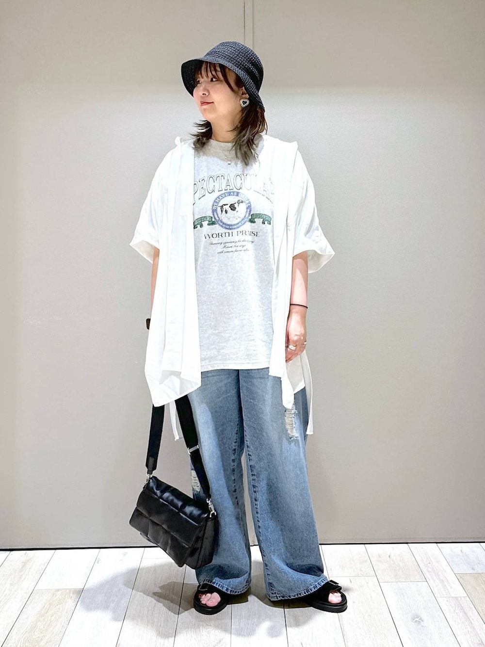 「体型カバー、着痩せ・細見え、高身長、休日コーデ、楽ちんコーデ、きれいめカジュアル_LEPSIM、ベーシック/シンプル、きれいめ、旅行、バッグ、LEPSIM」｜「LEPSIMのパデット2WAYショルダー　103831（ショルダーバッグ、ブラック系）」を使った、たかみなさん（レディース・166cm）の春コーディネートの1枚目の写真