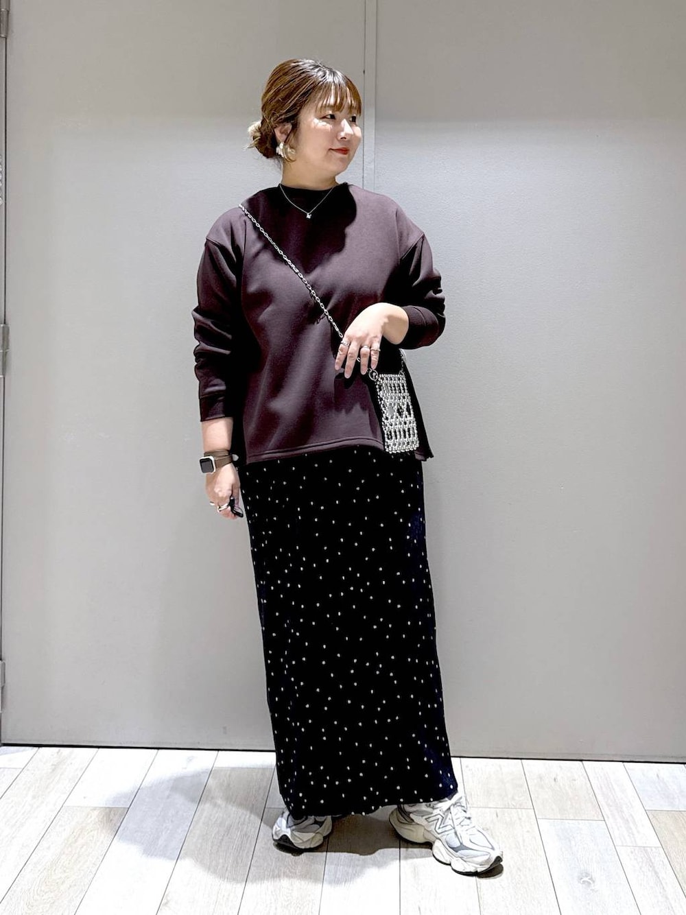 その他のスカート、ブラウン系のTシャツ/カットソーを着用したレディースの秋コーディネートの1枚目の写真