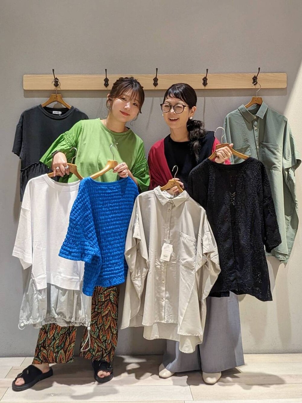 「体型カバー、着痩せ・細見え、高身長、休日コーデ、楽ちんコーデ、きれいめカジュアル_LEPSIM、ベーシック/シンプル、きれいめ、旅行、バッグ、LEPSIM」｜「LEPSIMの異素材フリルチュニック　114443（Tシャツ/カットソー、グリーン系）」を使った、たかみなさん（レディース・166cm）の夏コーディネートの1枚目の写真