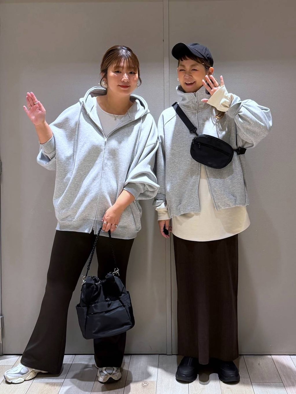 ブラック系のスニーカー、ホワイト系のTシャツ/カットソー、グレー系のパーカーを着用したレディースの秋コーディネートの1枚目の写真