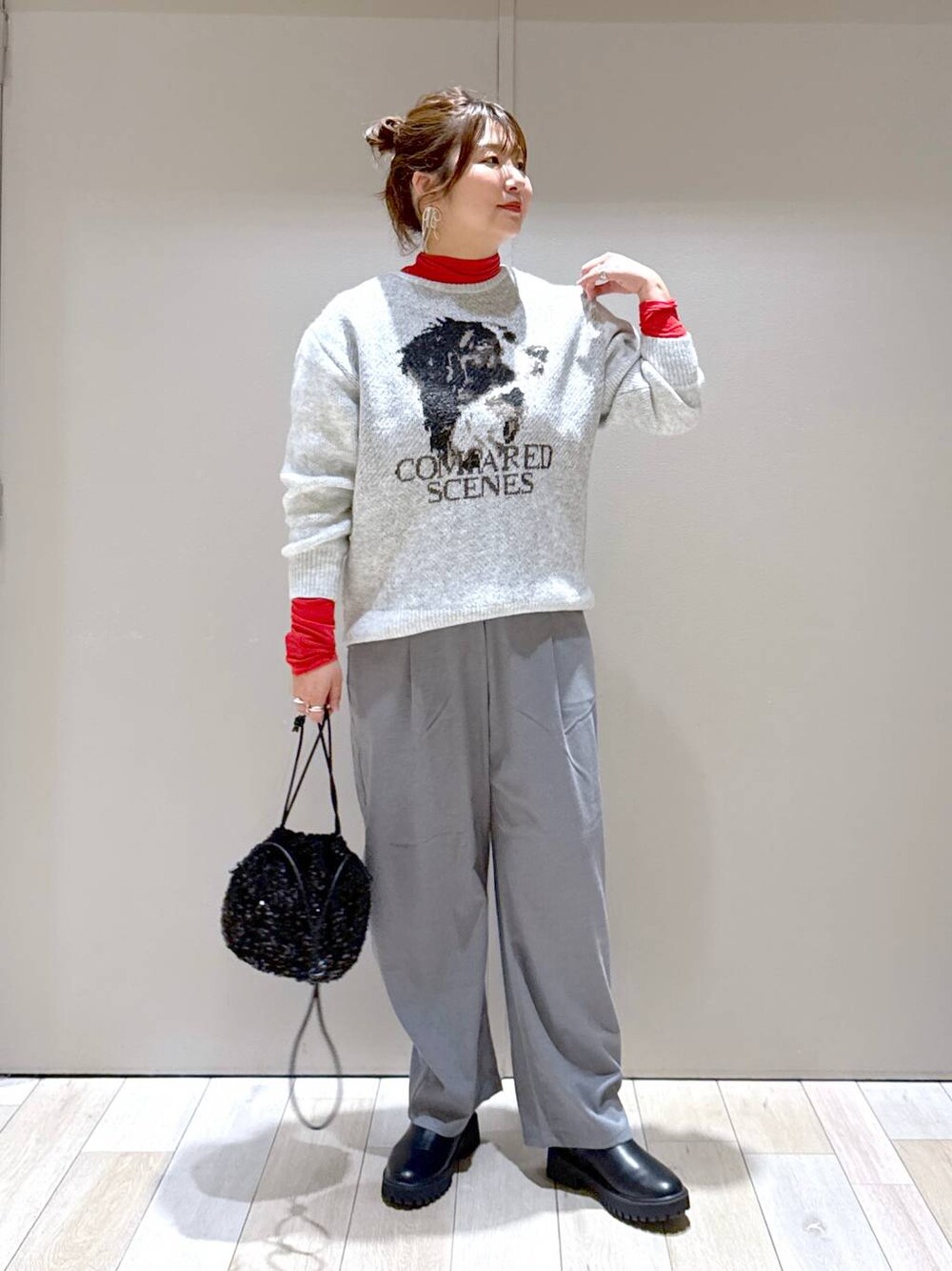 ブラック系のブーツ、ブラック系のショルダーバッグ、レッド系のTシャツ/カットソーを着用したレディースの冬コーディネートの1枚目の写真