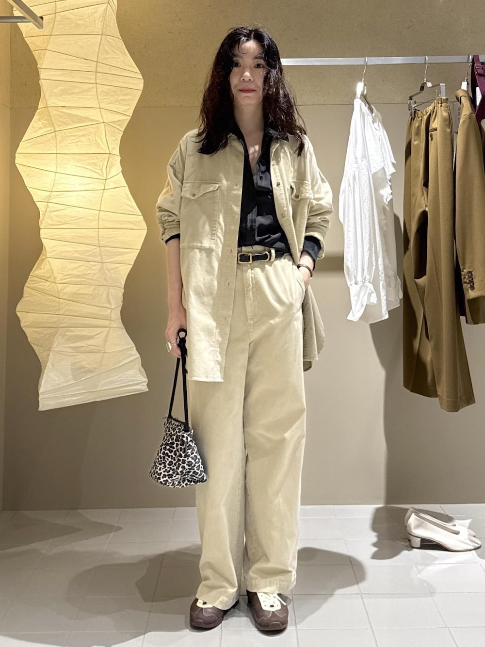 ベージュ系のシャツ/ブラウス、ベージュ系のその他パンツ、ブラック系のシャツ/ブラウスを着用したレディースの秋コーディネートの1枚目の写真