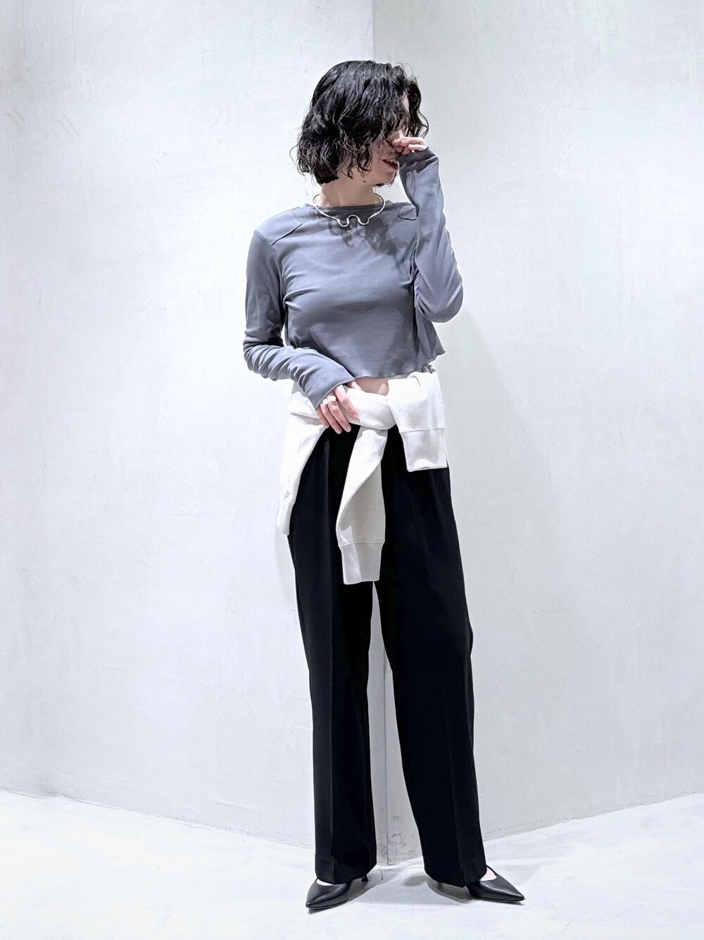 グレー系のTシャツ/カットソー、ブラック系のスラックスを着用したレディースの春コーディネートの1枚目の写真