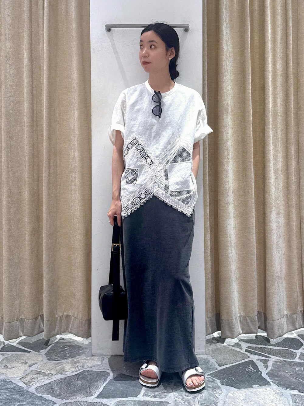 ブラック系のショルダーバッグ、ホワイト系のTシャツ/カットソー、グレー系のワンピースを着用したレディースの夏コーディネートの1枚目の写真