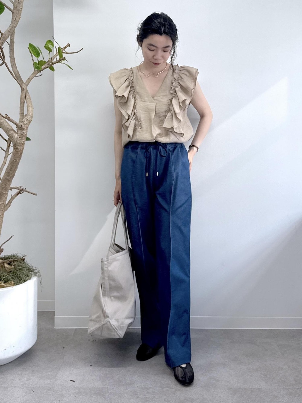 WEB限定】2WAYギャザーフリルノースリーブブラウスを使った人気 