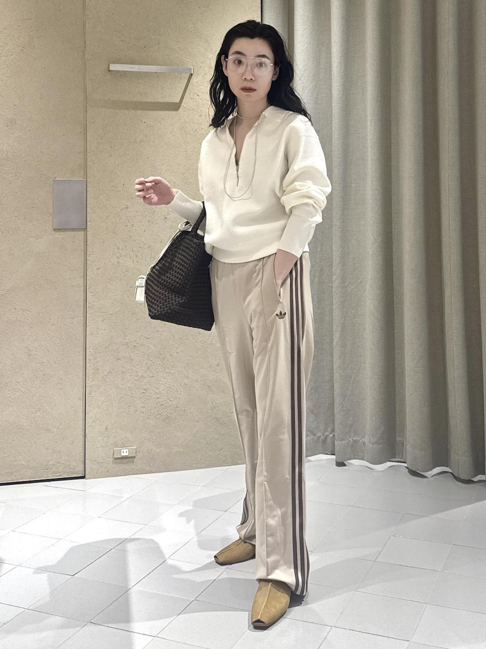 イエロー系のその他シューズ、ホワイト系のスウェット、ベージュ系のその他パンツを着用したレディースの冬コーディネートの1枚目の写真