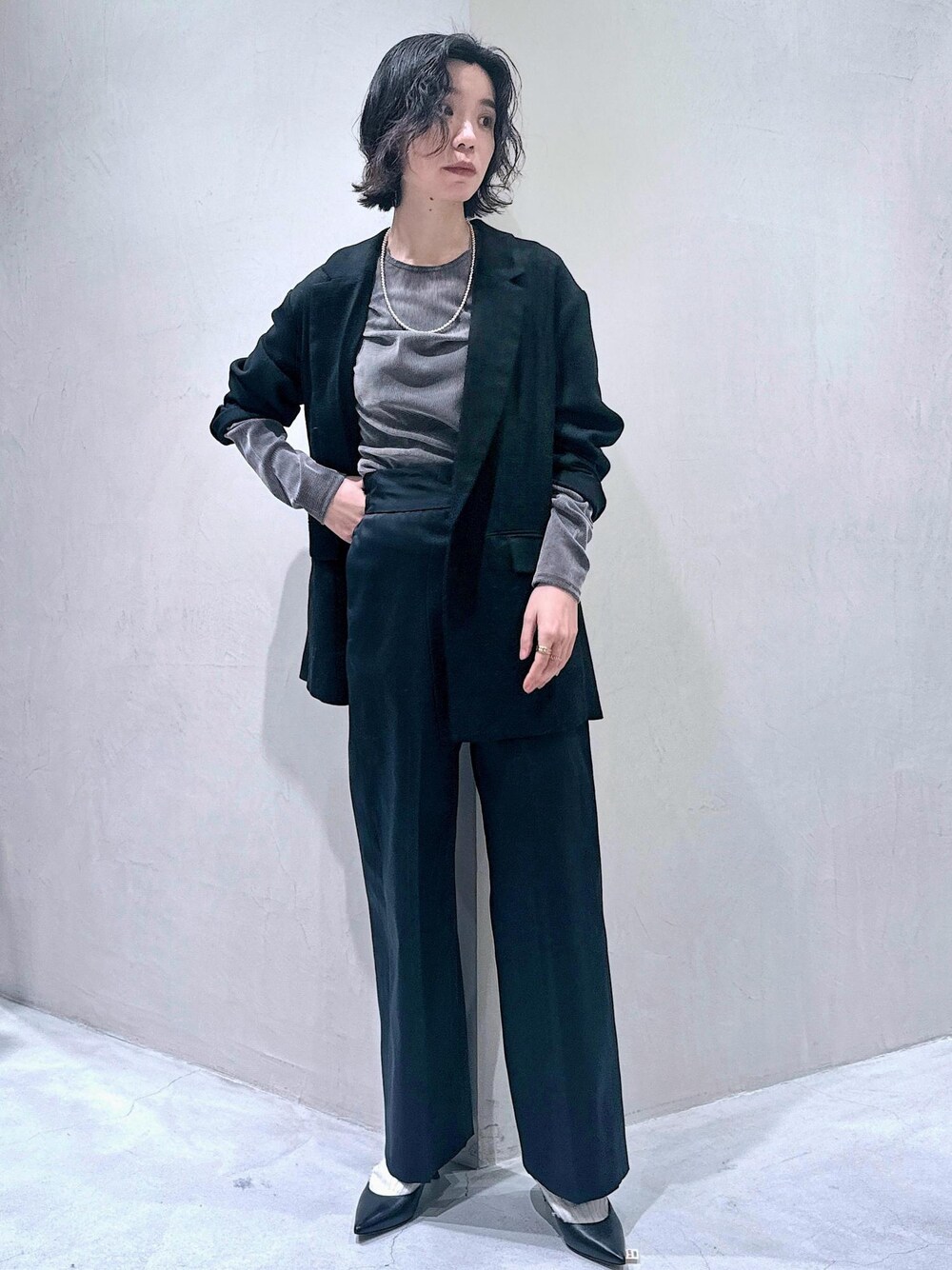 グレー系のTシャツ/カットソー、ブラック系のその他パンツ、ブラック系のテーラードジャケットを着用したレディースの冬コーディネートの1枚目の写真