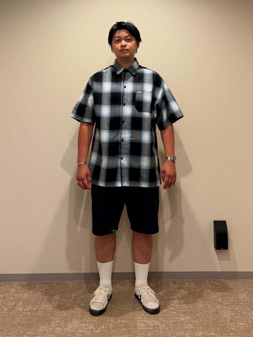ブルー系のシャツ/ブラウス、ブルー系のチノパンツ、ホワイト系のスニーカーを着用したメンズの夏コーディネートの1枚目の写真