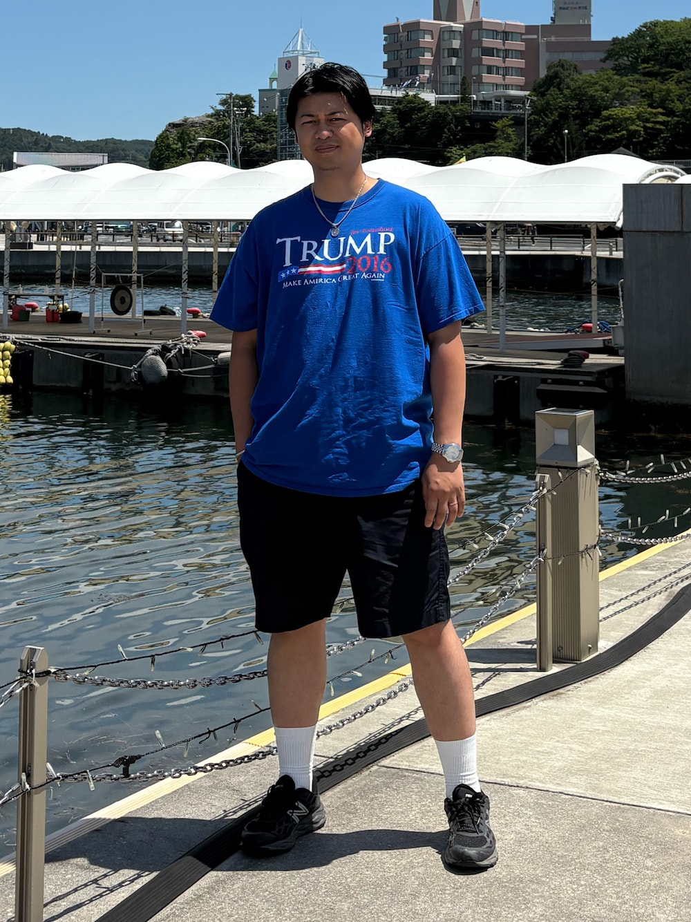 ブルー系のTシャツ/カットソー、ブルー系のパンツ、ブラック系のスニーカーを着用したメンズの夏コーディネートの1枚目の写真