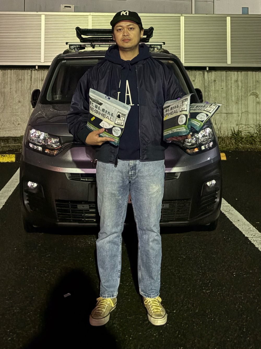 ブルー系のミリタリージャケット、ブルー系のパーカー、ブルー系のデニムパンツを着用したメンズの冬コーディネートの1枚目の写真