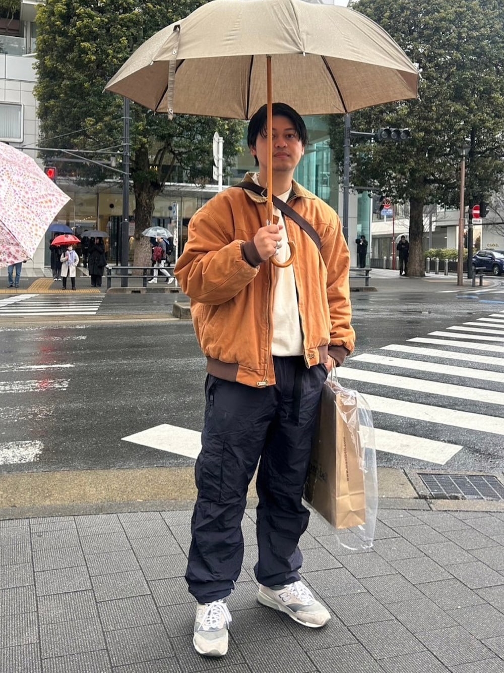「used、古着MIX、古着、雨の日、トラディショナルウェザーウエア、傘、アンブレラ、ニューバランス、NEWBALANCE、newbalance1500、二子玉川、二子玉川高島屋、ナイロンパンツ、ジャケット、雨の日コーデ」｜「NEW BALANCEのアイテム（スニーカー、グレー系）」を使った、美沙樹さん（メンズ・180cm）の夏コーディネートの1枚目の写真