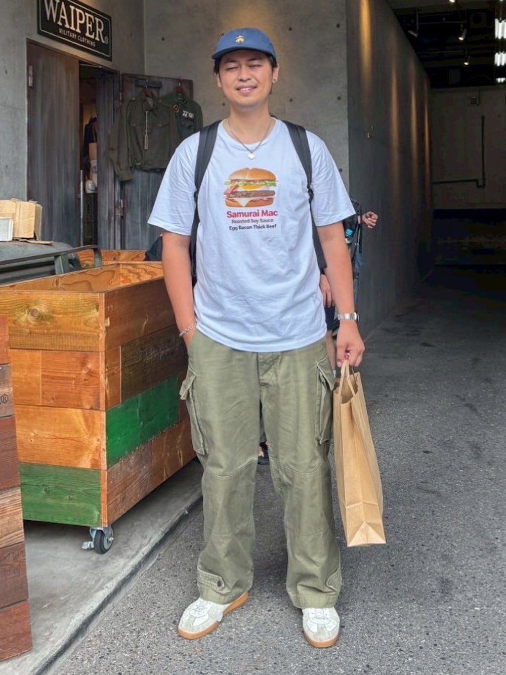 ホワイト系のTシャツ/カットソー、グリーン系のカーゴパンツ、ホワイト系のスニーカーを着用したメンズの秋コーディネートの1枚目の写真