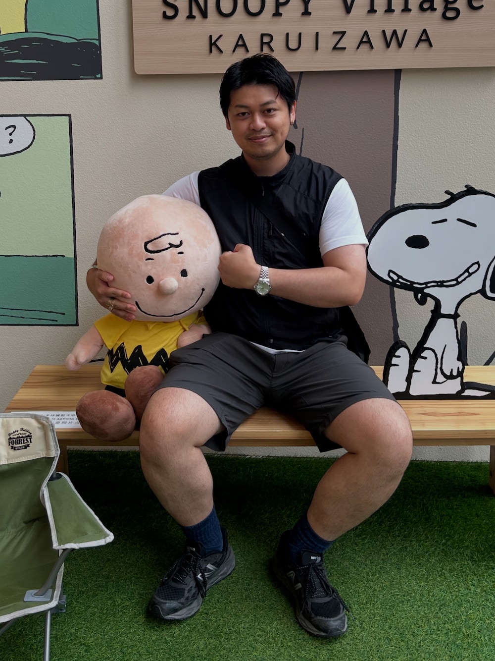 ブラック系のベスト、ブラック系のスニーカー、グレー系のその他パンツを着用したメンズの夏コーディネートの1枚目の写真