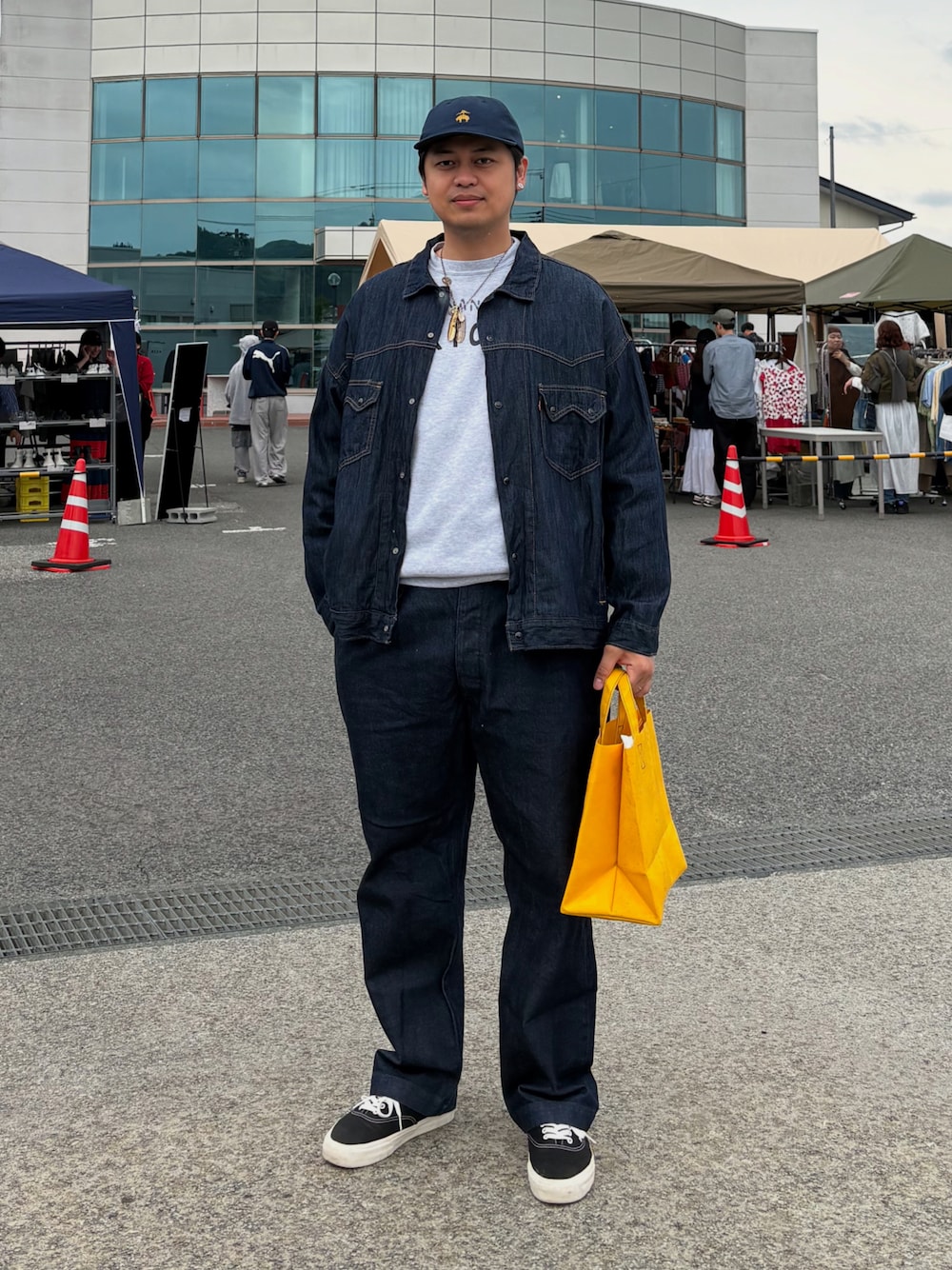 グレー系のスウェット、ブルー系のシャツ/ブラウス、ブルー系のデニムパンツを着用したメンズの春コーディネートの1枚目の写真