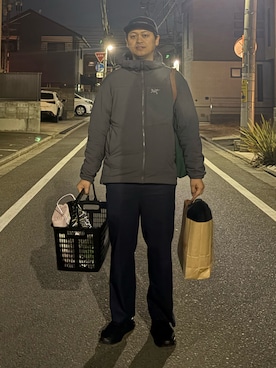 「ARC'TERYX（アークテリクス）のアイテム（ジャケット/アウター、グレー系）」を使った、美沙樹さん（メンズ・180cm）の冬コーディネート
