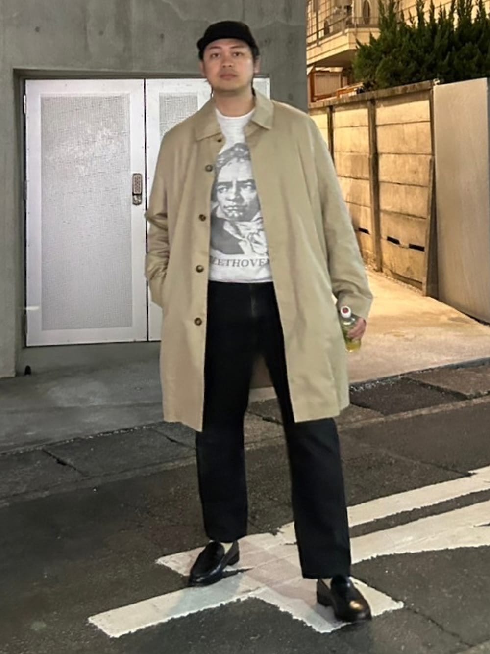 ブラック系のデニムパンツ、グレー系のスウェット、ベージュ系のステンカラーコートを着用したメンズの冬コーディネートの1枚目の写真