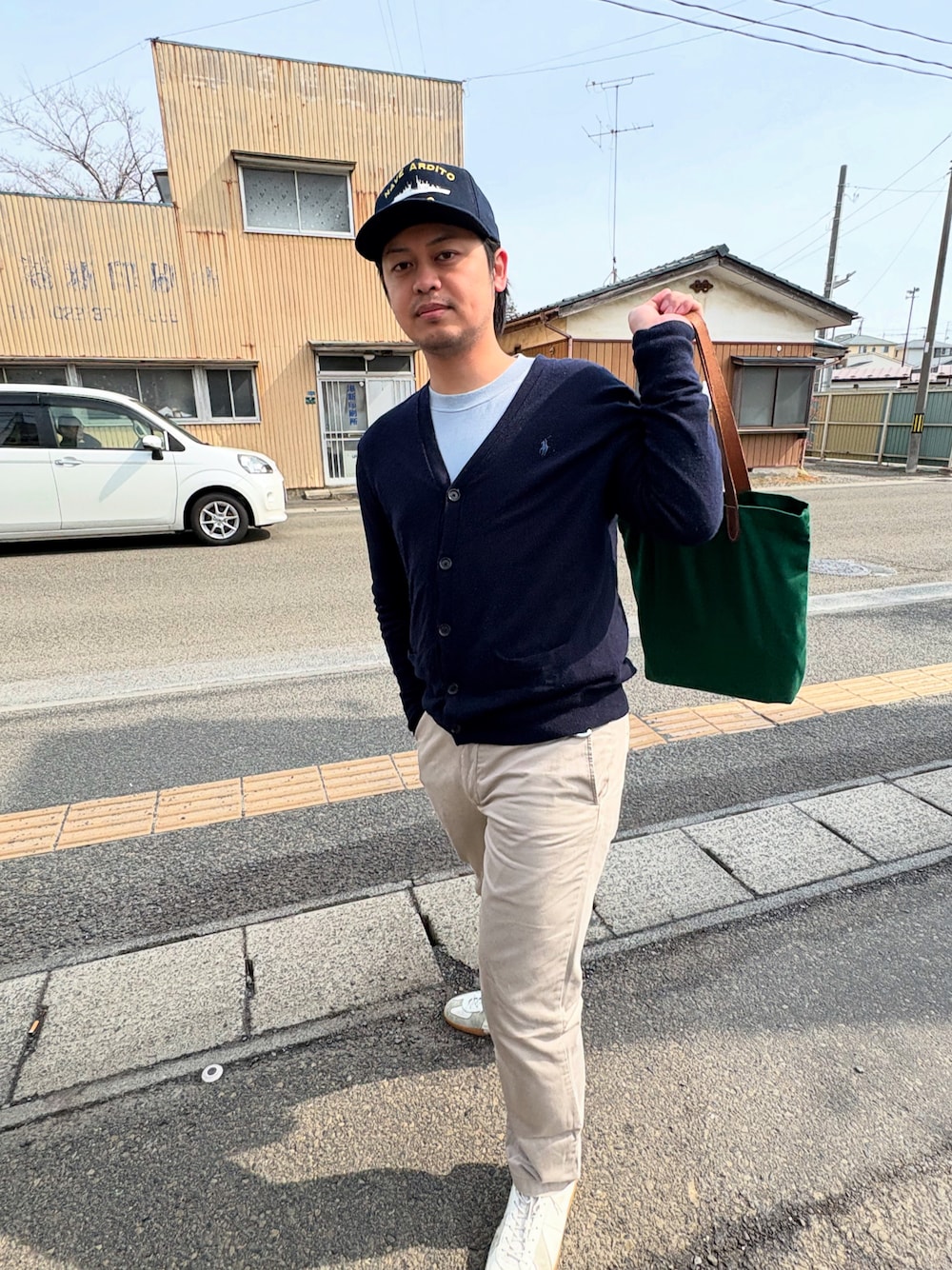 ブルー系のカーディガン/ボレロ、ベージュ系のチノパンツ、ホワイト系のスニーカーを着用したメンズの夏コーディネートの1枚目の写真
