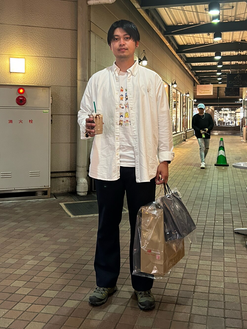 ホワイト系のTシャツ/カットソー、ホワイト系のビジネスシャツ、ブルー系のパンツを着用したメンズの春コーディネートの1枚目の写真