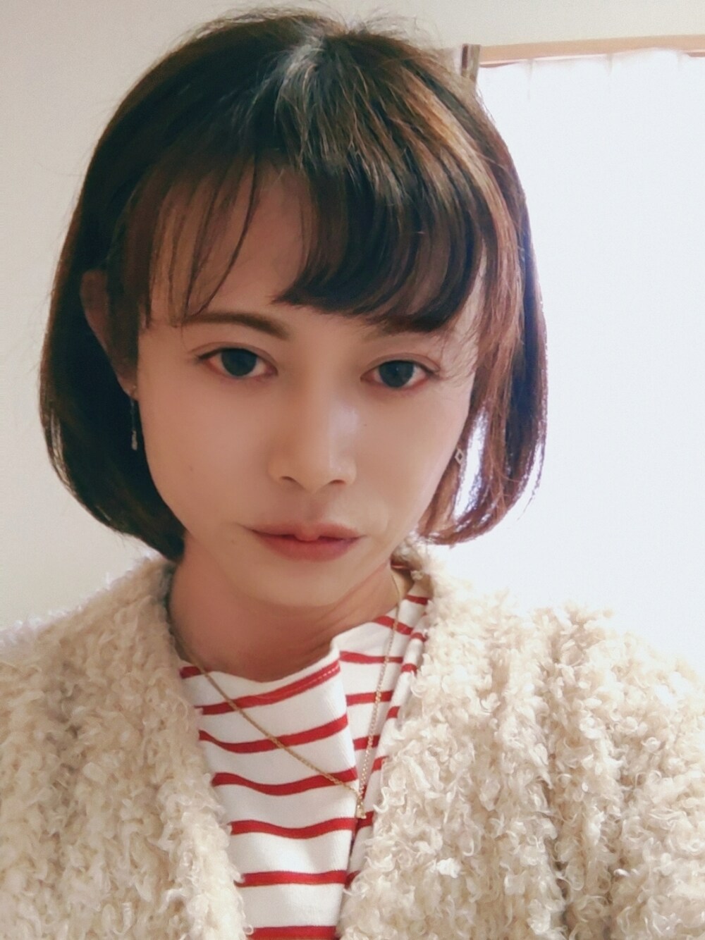 「女装、男の娘、はるコーデ」｜「earth music&ecologyのボーダーボーダーボートネックプルオーバー ＊（Tシャツ/カットソー、レッド系）」を使った、奈保子さん（メンズ・163cm）の春コーディネートの4枚目の写真