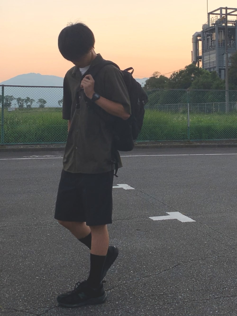 「Hanes、ユニクロ、UNIQLO、半袖シャツ、Dickies、半ズボン、ニューバランス、new balance 878、ダッドスニーカー、gshock、GARNI、アークテリクス、ARC'TERYX、黒リュック、夏コーデ」｜「DickiesのDickies/ディッキーズ T/Cツイル ワイドチノ ショートパンツ/ハーフパンツ/ショーツ（チノパンツ、ブラック系）」を使った、かつ23歳さん（メンズ・170cm）の夏コーディネートの1枚目の写真