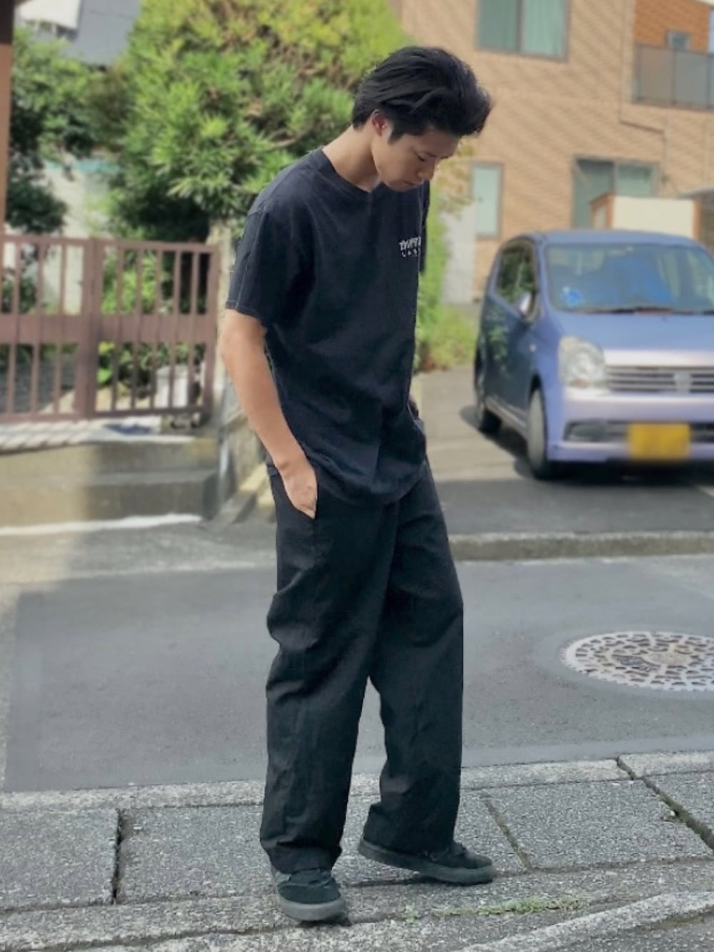 「ラブラット、LABRAT、綾波レイ、エヴァンゲリオン、ディッキーズ(Dickies)、ニューバランス、黒コーデ、ブラックコーデ、ストリート」｜「LABRATの【LABRAT】レイTEE/エヴァンゲリオン/EVANGELION×YAR/LR-EVA-A2（Tシャツ/カットソー、ブラック系）」を使った、かつ23歳さん（メンズ・170cm）の秋コーディネートの1枚目の写真