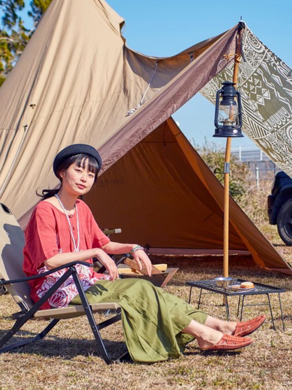 レッド系のその他トップス、グリーン系のパンツ、レッド系のサンダルを着用したレディースの夏コーディネートの1枚目の写真