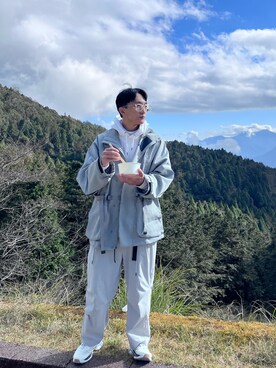 「GOOPiMADE」｜「アイテム（チノパンツ）」を使った、鄭明翰さん（メンズ・180cm）の夏コーディネート