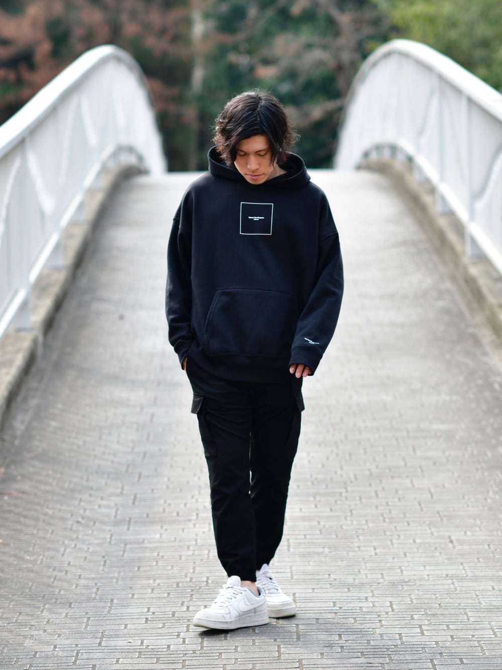 「春、おしゃれさんと繋がりたい、ゆるコーデ、ビッグシルエット、ストリートコーデ、いいね、save、フォローお願いします🤑、ootd、ブラック、メンズコーデ、スニーカー、ナイキスニーカー、エアフォース1、エイチアンドエム、アパレル、ブランド立ち上げ」｜「púrpuraのアイテム（パーカー、ブラック系）」を使った、Yu-taさん（メンズ・169cm）の春コーディネートの1枚目の写真