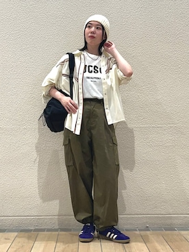 「シップス」｜「アイテム（カーゴパンツ）」を使った、久富さん（レディース・161cm）の夏コーディネート