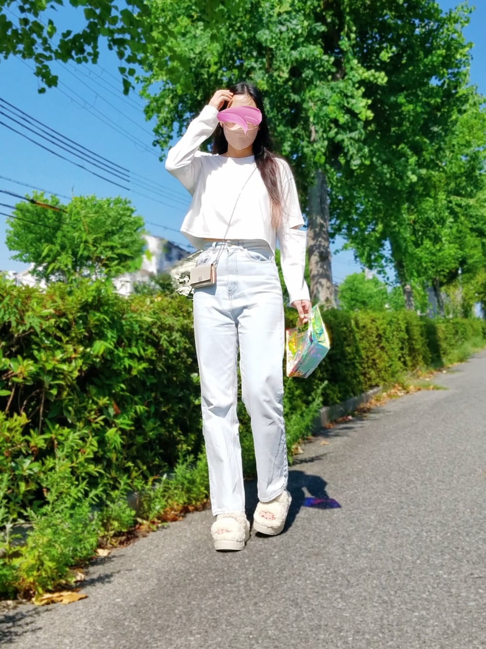 「休日スタイル、休日コーデ、ラフ、ラフコーデ、厚底サンダル、もこもこ、デニム、デニムパンツ、ラクチンコーデ、白Tシャツ、Tシャツ、ホワイト」｜「SHEINのアイテム（Tシャツ/カットソー、ホワイト系）」を使った、nyamさん（レディース・163cm）の秋コーディネートの1枚目の写真