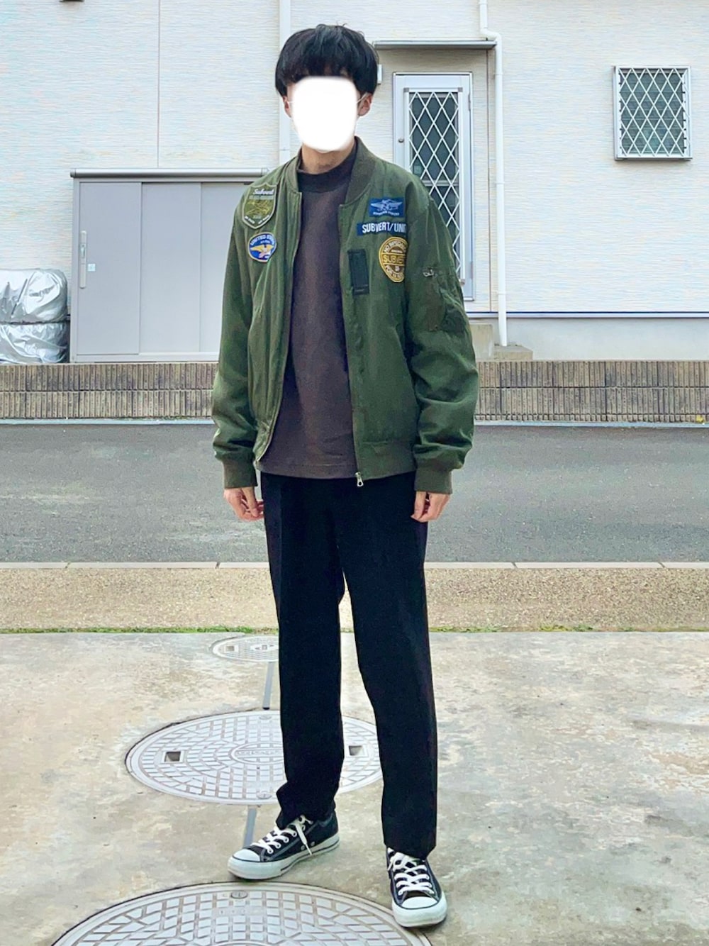 「私の推しブランド、レイヤードスタイル、ストリート、モード、ミリタリー、スラックス、MA-1、タートルネック、コンバース、グリーン、カーキ、オトナカジュアル、カジュアルコーデ、冬コーデ、きれいめカジュアル」｜「B ONE SOULのアイテム（MA-1、グリーン系）」を使った、Koyoさん（メンズ・165cm）の冬コーディネートの1枚目の写真