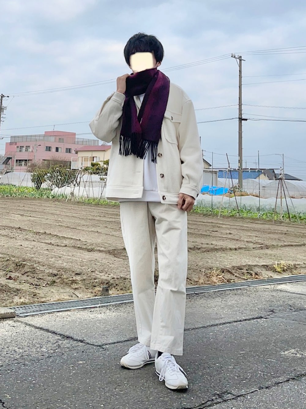 「クリスマスに着たい服、カジュアルコーデ、オールホワイト、ホワイトコーデ、GU、converse、冬コーデ、スウェット、カジュアル、白パンツ、ワントーンコーデ、シンプルコーデ、プチプラ、マフラーぐるぐる、紅白コーデ」｜「HONEYSUCKLE ROSEの【HONEYSUCKLE ROSE】シャギーCPOジャケット（その他アウター、ホワイト系）」を使った、Koyoさん（メンズ・165cm）の冬コーディネートの1枚目の写真
