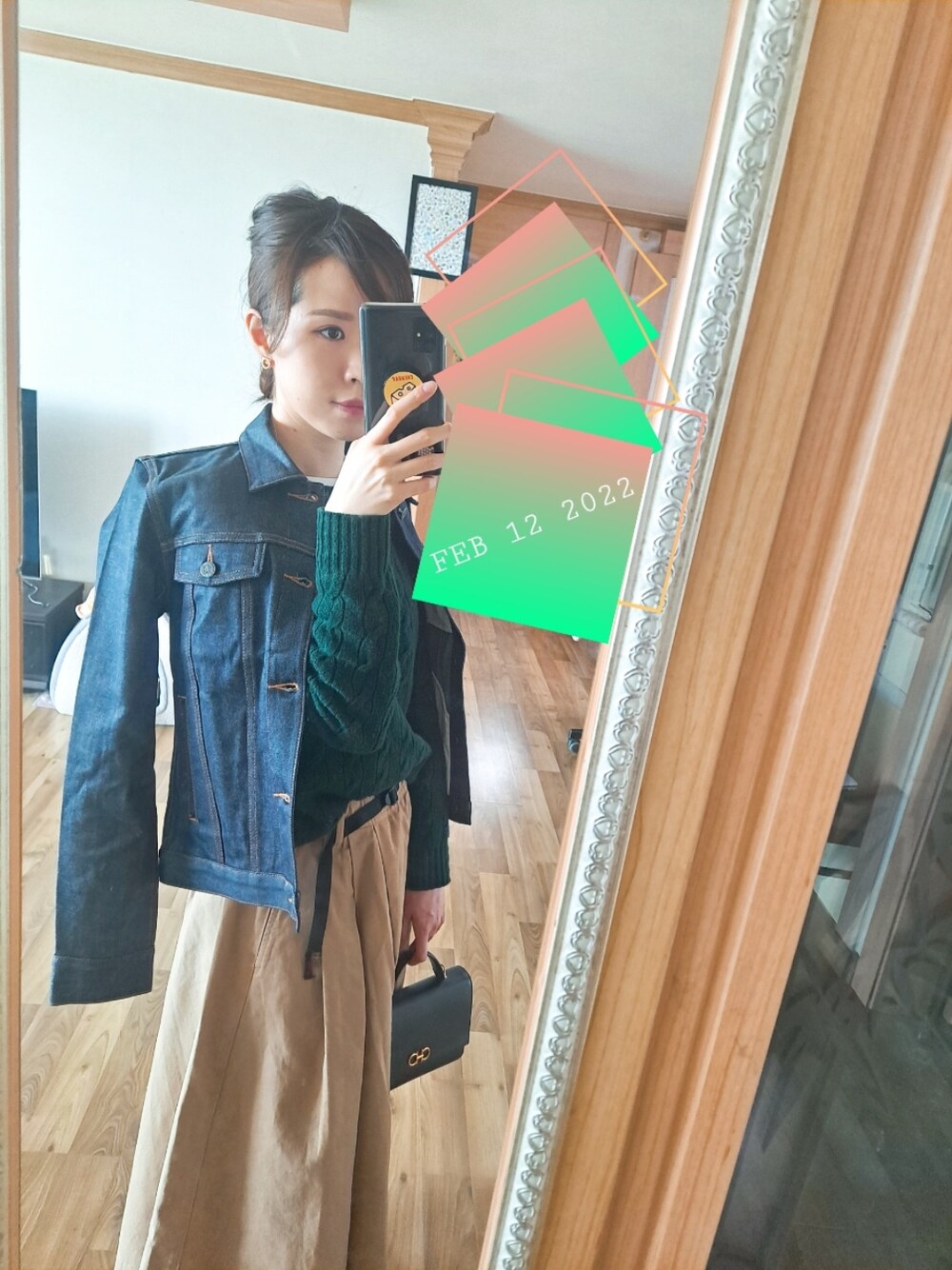 「FERRAGAMOのアイテム（ショルダーバッグ、ブラック系）」を使った、erikapureraさん（レディース・165cm）の冬コーディネートの1枚目の写真