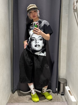 「WHO'S WHO gallery（フーズフーギャラリー）のVIDEO SHOP × PeterAnderson Facephoto TEE（Tシャツ/カットソー、ブラック系）」を使った、カポさん（レディース・162cm）の夏コーディネート