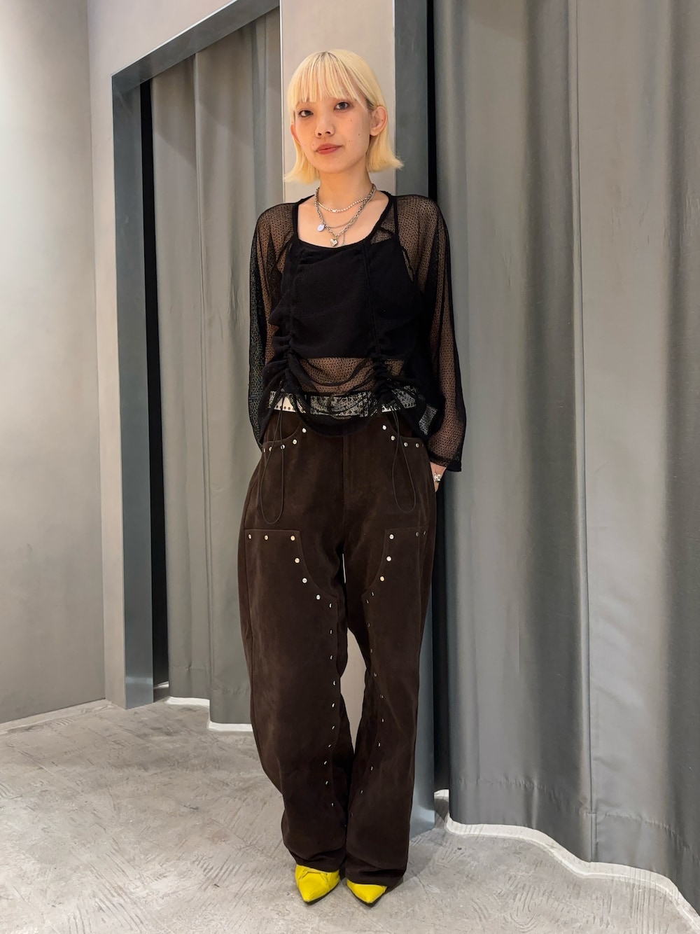 ブラック系のTシャツ/カットソー、イエロー系のパンプス、ブラウン系のその他パンツを着用したレディースの秋コーディネートの1枚目の写真