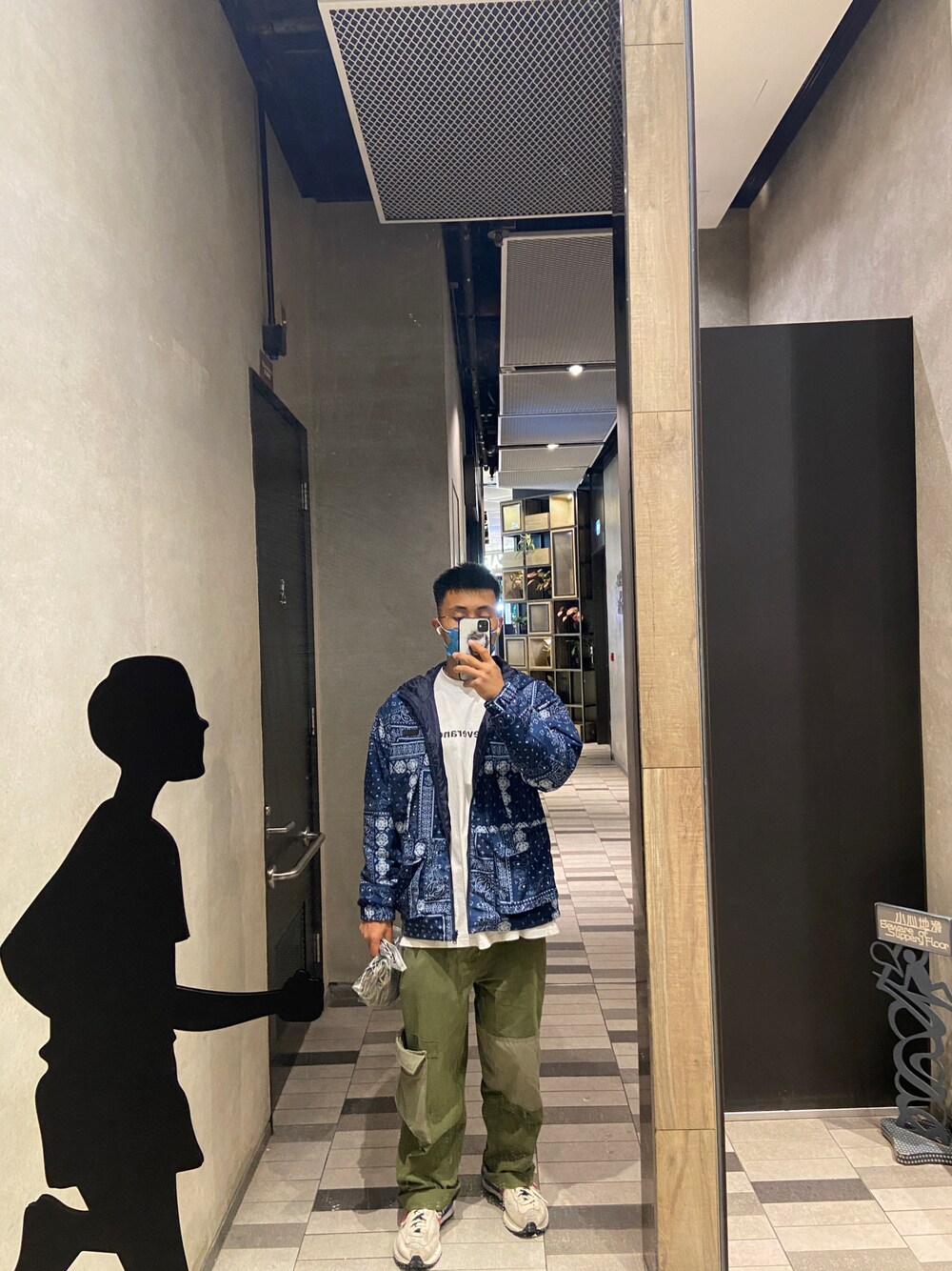「ootd、街頭穿搭、球鞋、休閒、sacai nike、牛仔褲、vaporwaffle、腰果花、bandana」｜「Hissoのアイテム（パンツ、グリーン系）」を使った、fhc0925さん（メンズ・165cm）の冬コーディネートの1枚目の写真