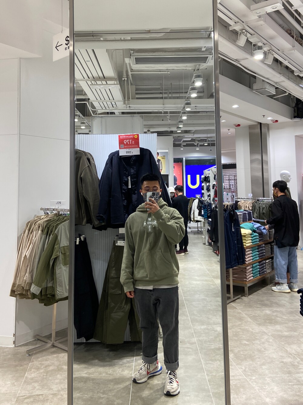 「ootd、街頭穿搭、球鞋、oversize、nikesacai、vaporwaffle、supreme、denim」｜「Supreme のアイテム（パーカー、グリーン系）」を使った、fhc0925さん（メンズ・165cm）の冬コーディネートの1枚目の写真