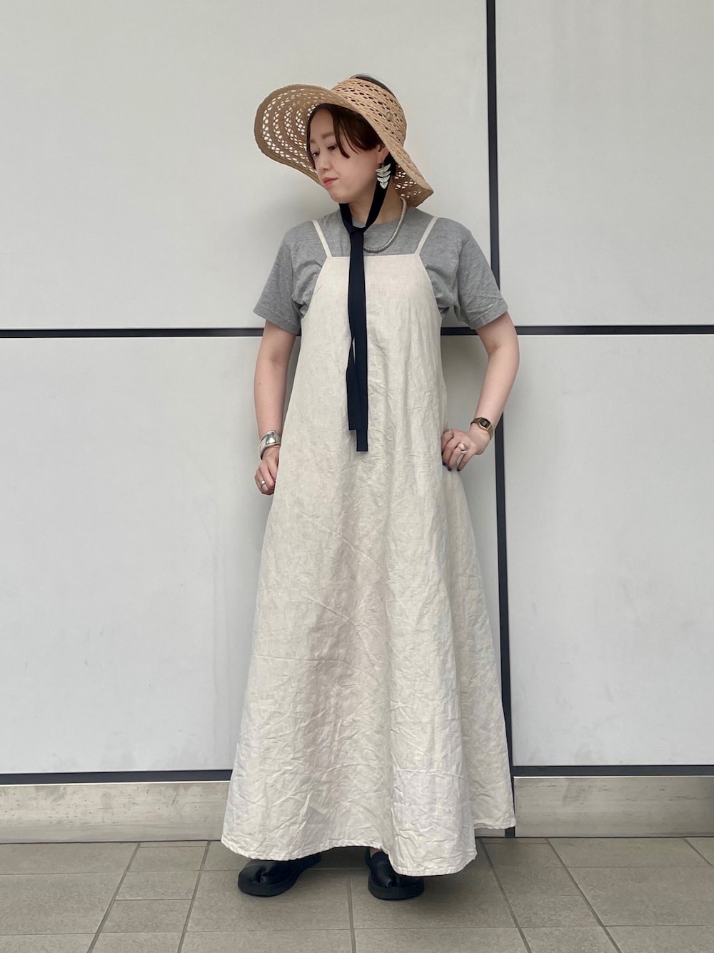 「春夏コーデ、ワンピース、ロングワンピース、ベージュ、ハット、ロングスカート、リネン、Tシャツ、足袋パンプス、ショートヘア、大人カジュアル、麦わら帽子、夏コーデ、freada、キャミワンピ」｜「Chapeau d' OのChapeau d' O Raffia Lace Sunhat（ハット、ベージュ系）」を使った、shrimpさん（レディース・161cm）の春コーディネートの1枚目の写真