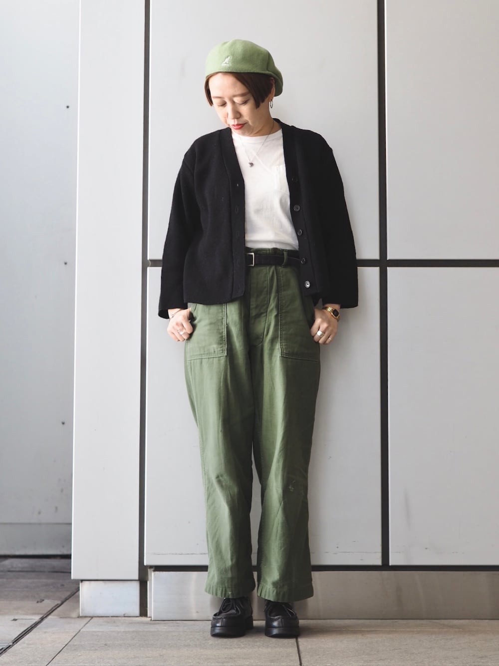 ブラック系のカーディガン/ボレロ、グリーン系のその他パンツ、ブラック系のモカシン/デッキシューズを着用したレディースの冬コーディネートの1枚目の写真