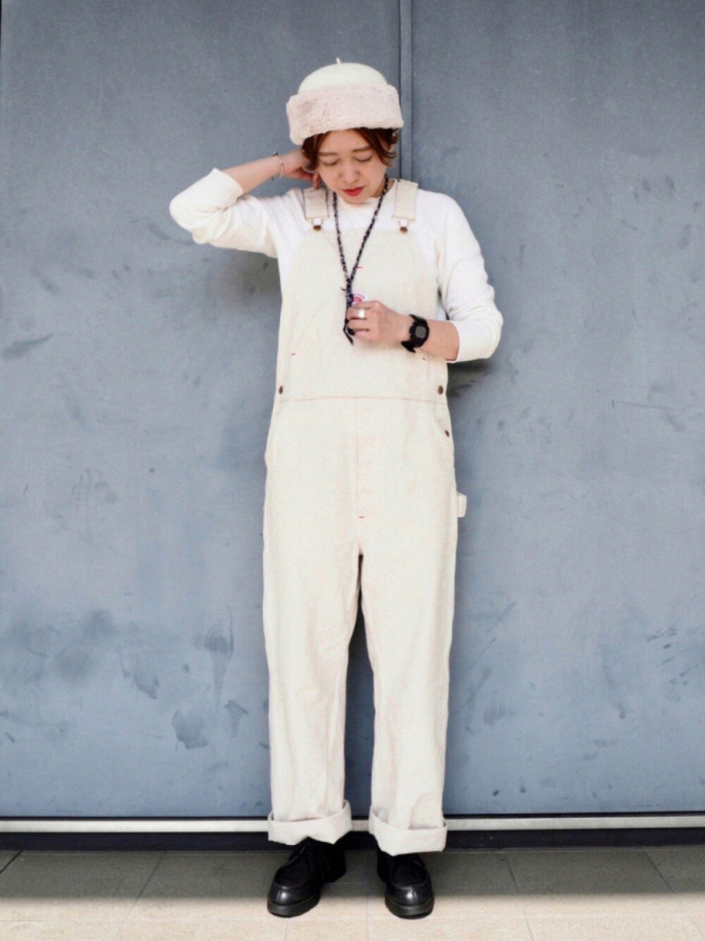 ブラック系のモカシン/デッキシューズ、ホワイト系のサロペット/オーバーオール、ホワイト系のハットを着用したレディースの秋コーディネートの1枚目の写真