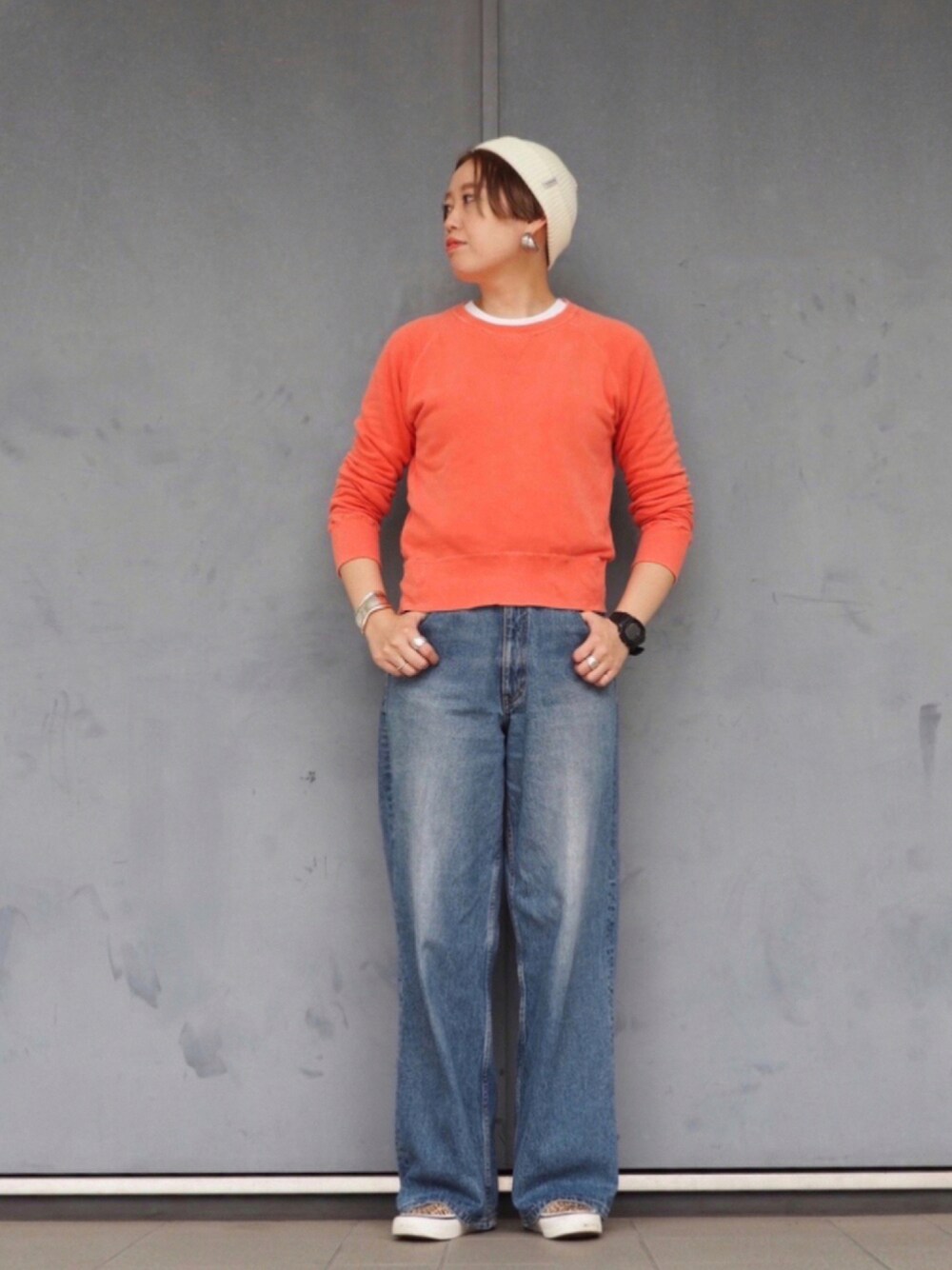 その他のデニムパンツ、ベージュ系のスリッポン、ホワイト系のニットキャップ/ビーニーを着用したレディースの秋コーディネートの1枚目の写真