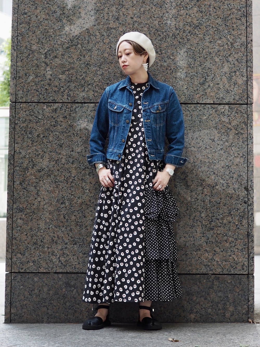 「ロングワンピース、ロングスカート、デニムジャケット、ドット、ショートヘア、大人カジュアル、秋服準備はじめました、ベレー帽、タビシューズ、ホワイト、freada、FREAK’Ｓ STORE」｜「OVERRIDEのOVERRIDE  BASQUE BASIC BERET（ハンチング/ベレー帽、ホワイト系）」を使った、shrimpさん（レディース・161cm）の夏コーディネートの1枚目の写真