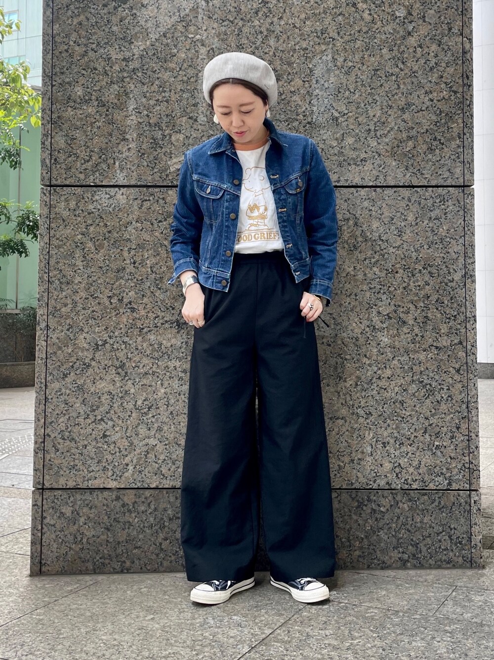 ブルー系のデニムジャケット、ブラック系のその他パンツ、ブラック系のスニーカーを着用したレディースの春コーディネートの1枚目の写真
