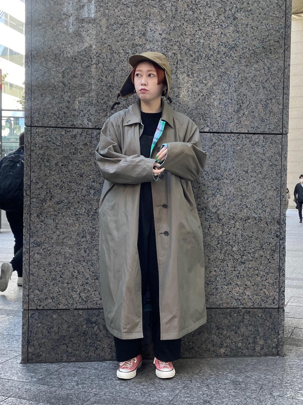 KBFのステンカラーコートを使った「カーキ」の人気ファッション