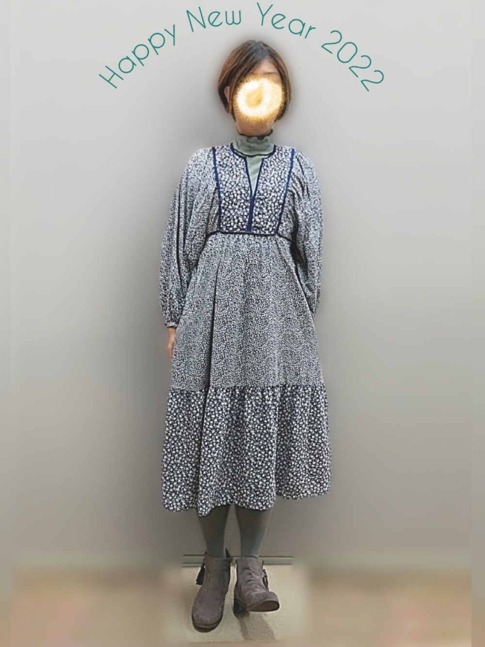 ブルー系のワンピース、グリーン系のTシャツ/カットソーを着用したレディースの冬コーディネートの1枚目の写真