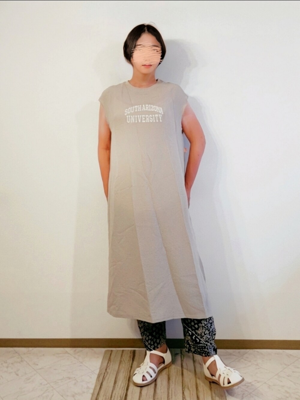 「ワンピース、パンツ、グルカサンダル、ロゴものLovers、レイヤードスタイル、柄パンツ、大人カジュアル」｜「Javaの《JaVa ジャバコラボ》大人のラフスタイル。フレンチスリーブプリントワンピース（ワンピース、ベージュ系）」を使った、🍠ゆみっつ🍠さん（レディース・173cm）の夏コーディネートの1枚目の写真