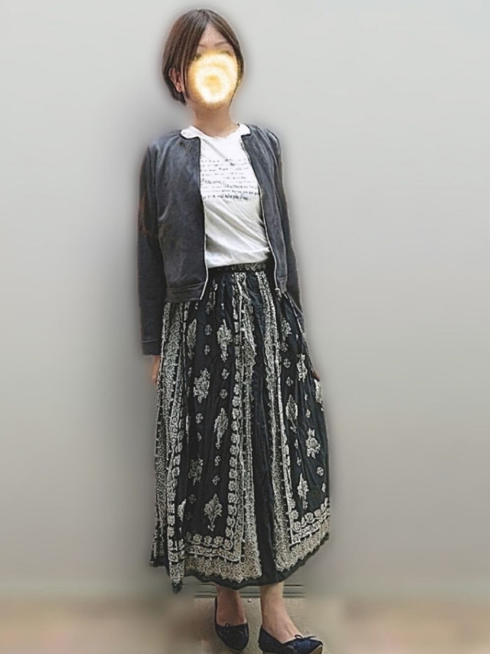 ãã¯ã€ãç³»ã®Tã·ã£ã/ã«ãããœãŒããã©ãã¯ç³»ã®ãã«ãŸã³ãã°ã¬ãŒç³»ã®ã¹ã«ãŒããççšããã¬ãã£ãŒã¹ã®ç§ã³ãŒãã£ããŒãã®1æç®ã®åç