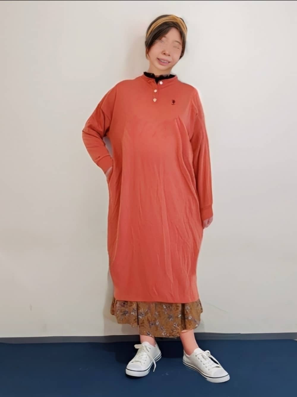 「ワンピース、ロングスカート、ソックス、スニーカー、ヘアバンド、レイヤードスタイル、大人カジュアル、休日スタイル」｜「U.S. POLO ASSN.のU.S. POLO ASSN. /ユーエスポロアッスン 別注ワンポイント刺繍ロゴ 裏毛オーバーサイズラガーシャツワンピース（ワンピース、オレンジ系）」を使った、🍠ゆみっつ🍠さん（レディース・173cm）の冬コーディネートの1枚目の写真
